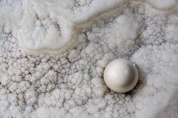 Une perle blanche solitaire (Réseau des perles, Sud France, Pisolithes)