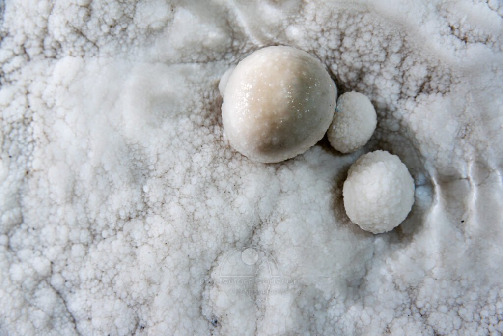 Trois perles de taille différentes (Réseau des perles, Sud France, Pisolithes)