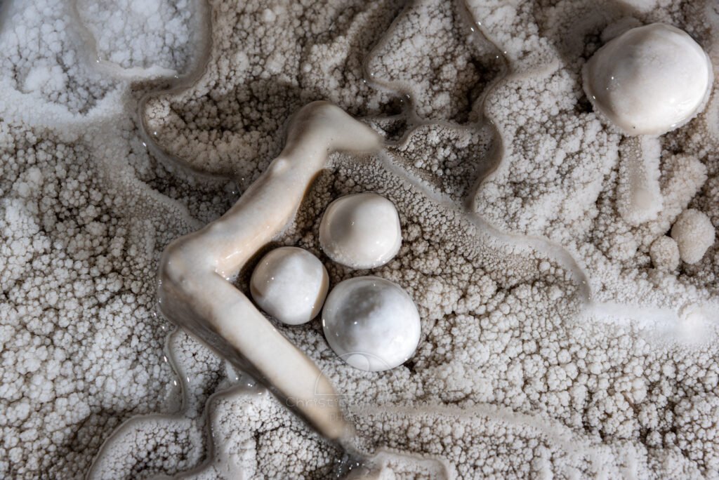 Perles dans micro gours calcifiés (Réseau des perles, Sud France, Pisolithes)