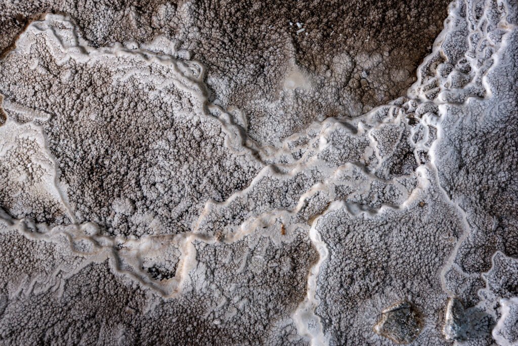 Micro gours vue de dessus (Réseau des perles, Sud France, Pisolithes)