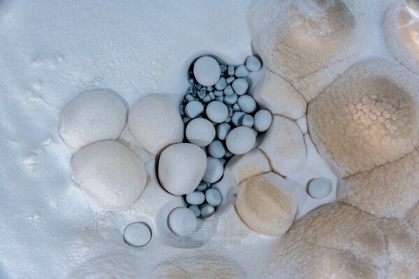 Nid de perles avec juste une petite touche de bleu (Réseau des perles, Sud France, Pisolithes)