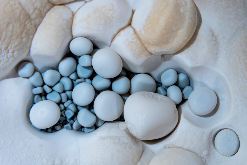 Petit nid de perles bleutées (Réseau des perles, Sud France, Pisolithes)