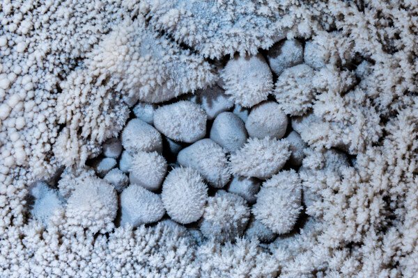 Petite vasque cristallisée, avec perles bleutées (Réseau des perles, Sud France, Pisolithes)