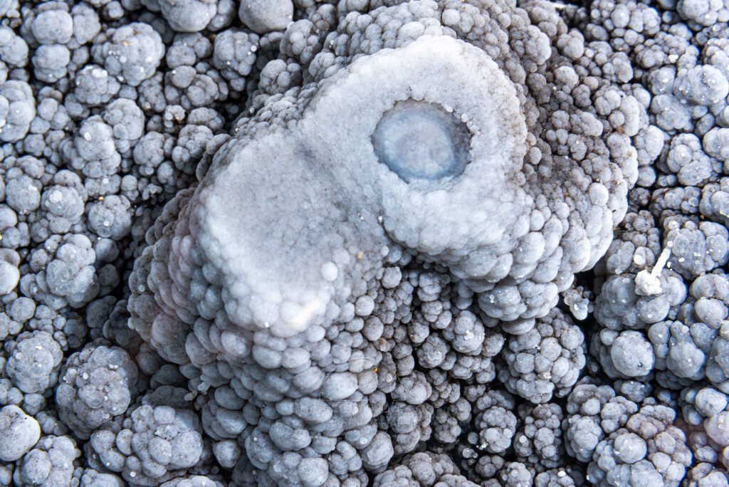 Une zone plane à la surface de l'eau (Réseau des perles, Sud France, Pisolithes)