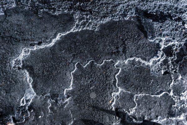 Micro gours presque noir et blanc.(Réseau des perles, Sud France, Pisolithes)