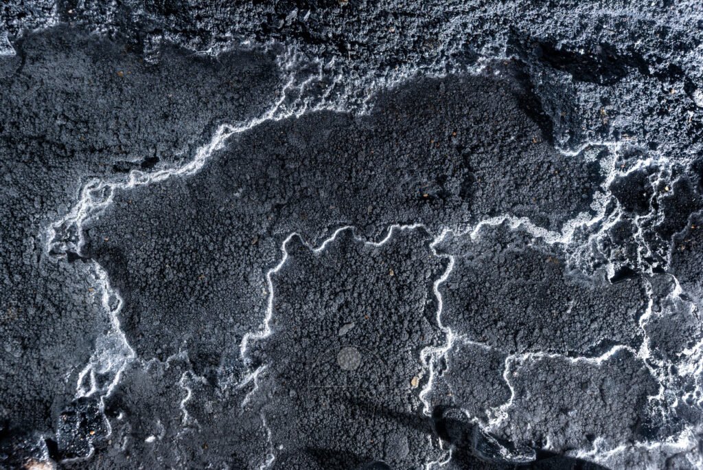 Micro gours presque noir et blanc.(Réseau des perles, Sud France, Pisolithes)