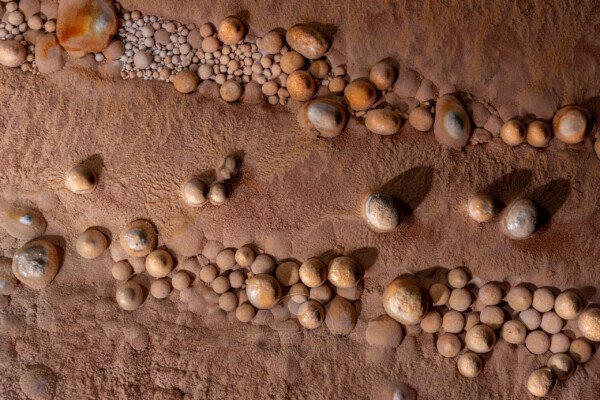 Ensemble de perles de toutes les tailles... (Réseau des perles, Sud France, Pisolithes)
