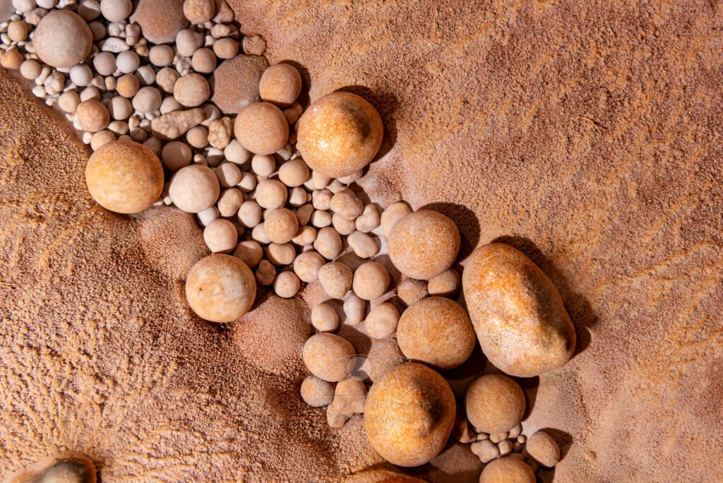 Ensemble de perles de toutes les tailles... (Réseau des perles, Sud France, Pisolithes)