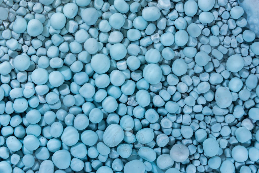 Gros plan sur les perles bleues (Réseau des perles, Sud France, Pisolithes)