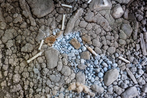 Un peu de bleu au cœur du gour (Réseau des perles, Sud France, Pisolithes)