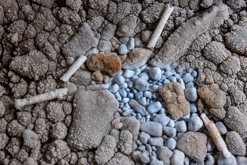 Un peu de bleu au cœur du gour (Réseau des perles, Sud France, Pisolithes)