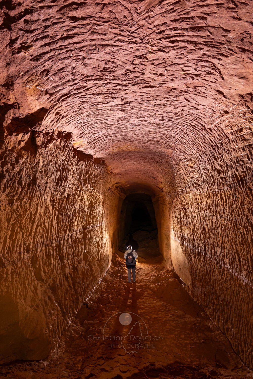 Grande galerie dans une carrière d'ocre avec personnage au centre (Ocres de la Bruyère, Villars, Vaucluse)