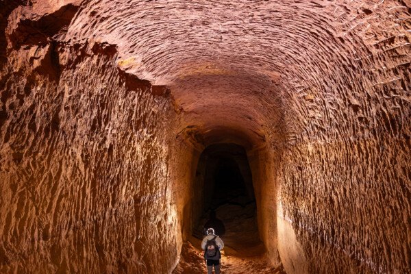 Grande galerie dans une carrière d'ocre avec personnage au centre (Ocres de la Bruyère, Villars, Vaucluse)