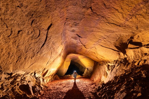 Dans cette galerie en grande partie effondrée seul les coups de pioche au plafond sont visibles (Ocres de la Bruyère, Villars, Vaucluse)