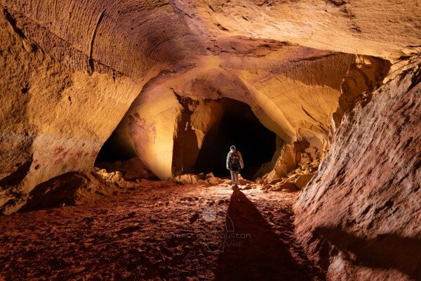 Dans cette galerie en grande partie effondrée seul les coups de pioche au plafond sont visibles (Ocres de la Bruyère, Villars, Vaucluse)