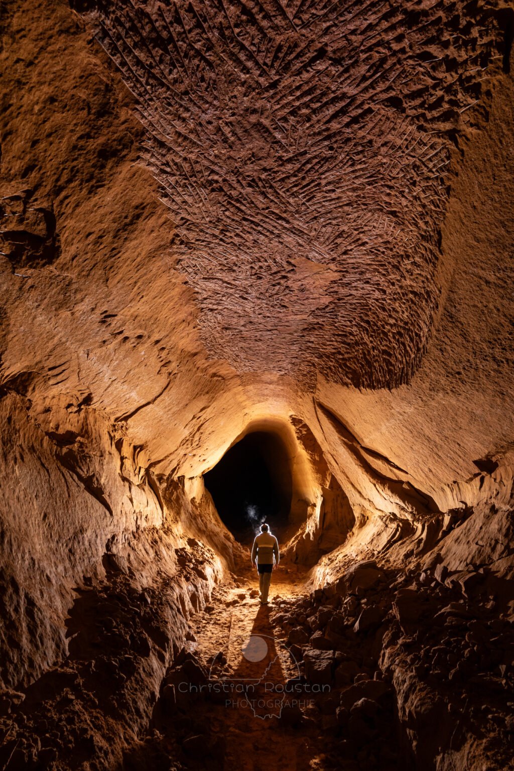 Dans cette galerie en grande partie effondrée seul les coups de pioche au plafond sont visibles (Ocres de la Bruyère, Villars, Vaucluse)