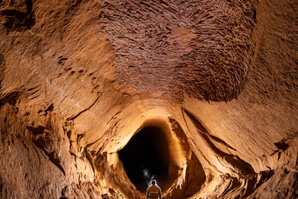 Dans cette galerie en grande partie effondrée seul les coups de pioche au plafond sont visibles (Ocres de la Bruyère, Villars, Vaucluse)