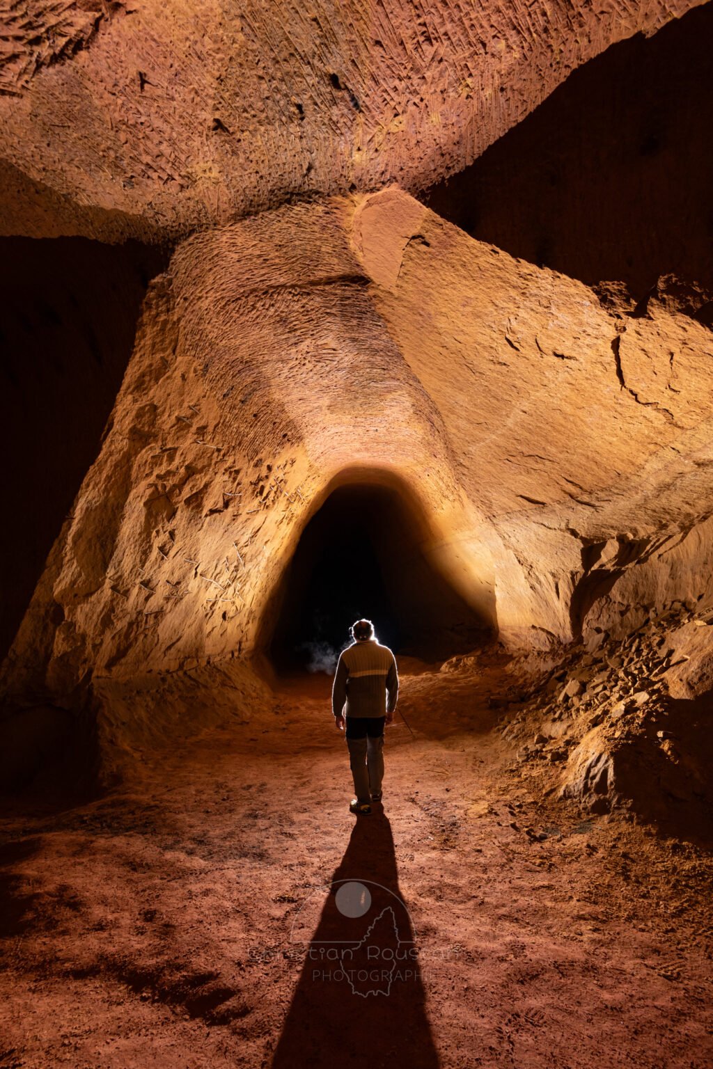 Dans cette galerie en grande partie effondrée seul les coups de pioche au plafond sont visibles (Ocres de la Bruyère, Villars, Vaucluse)