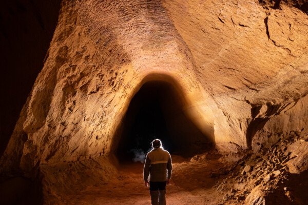 Dans cette galerie en grande partie effondrée seul les coups de pioche au plafond sont visibles (Ocres de la Bruyère, Villars, Vaucluse)