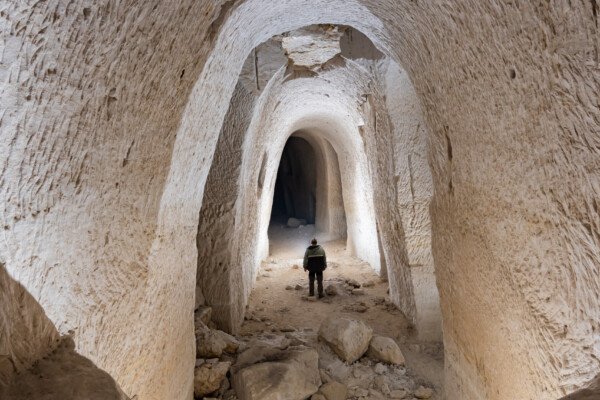 Une ambiance cathédralesque (Carrière de sable blanc, Piolenc, Vaucluse)