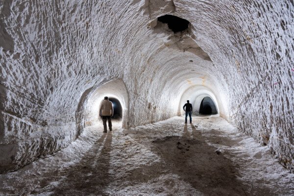 Double galerie avec personnages (Carrière de sable blanc, Piolenc, Vaucluse)