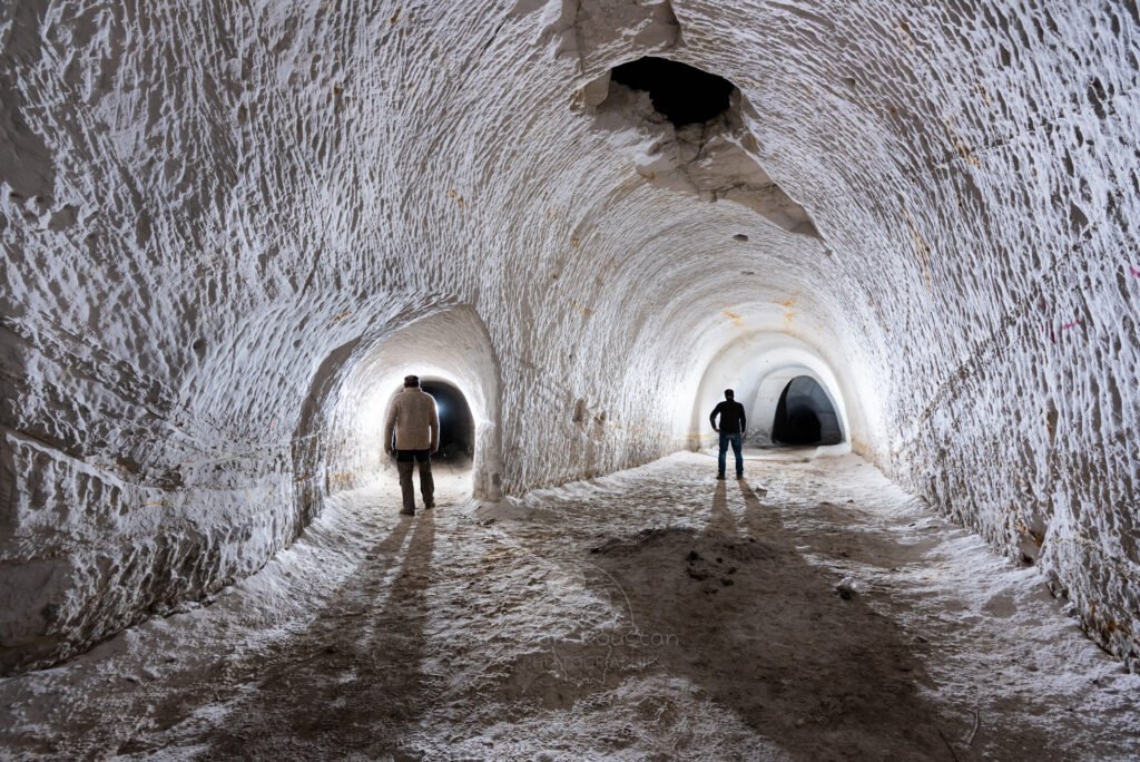 Double galerie avec personnages (Carrière de sable blanc, Piolenc, Vaucluse)