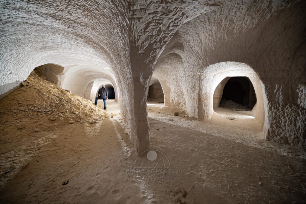 Une zone d'éboulement à gauche, un pilier central très fin et plusieurs galeries (Carrière de sable blanc, Piolenc, Vaucluse)