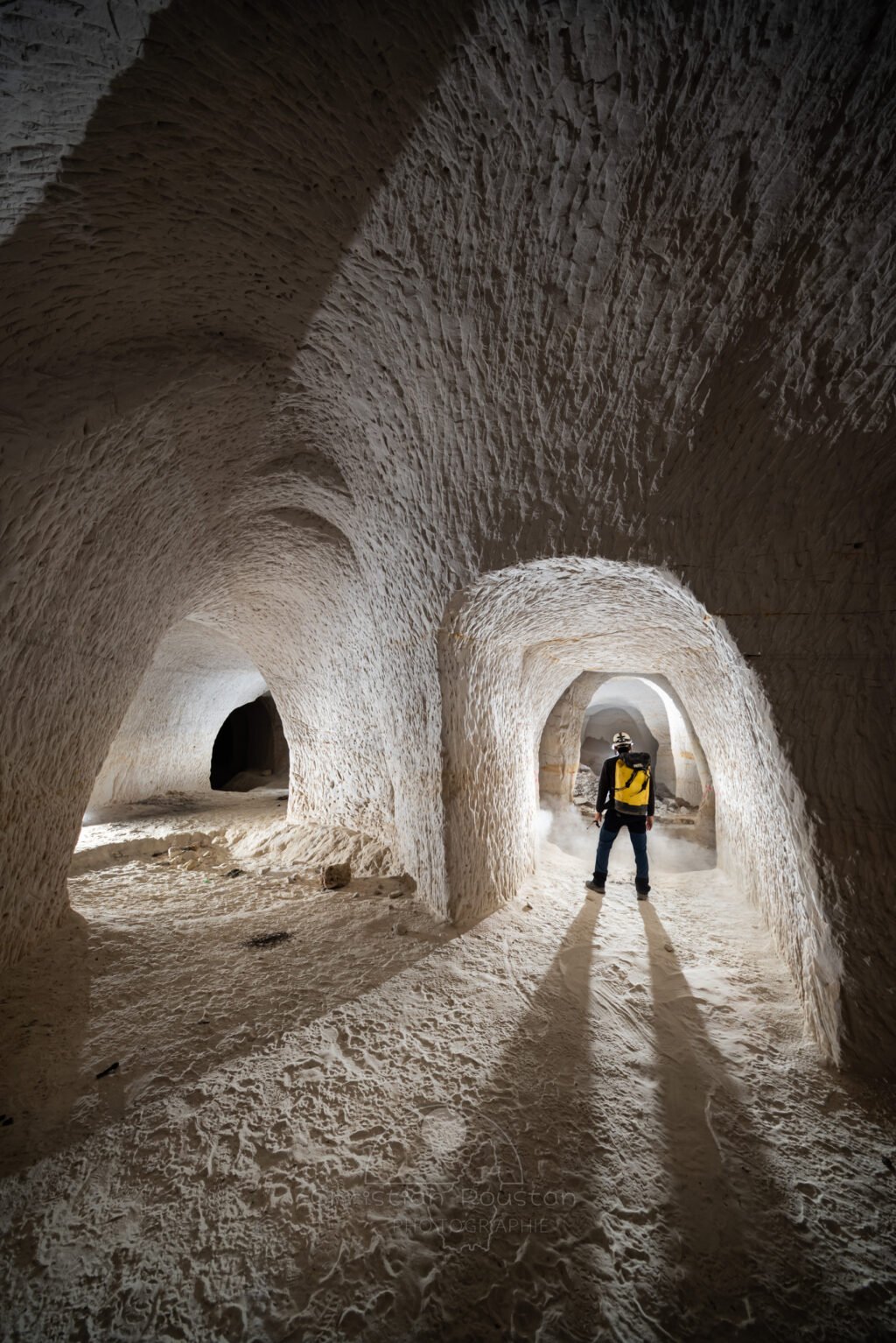 Double galerie avec personnage à gauche (Carrière de sable blanc, Piolenc, Vaucluse)