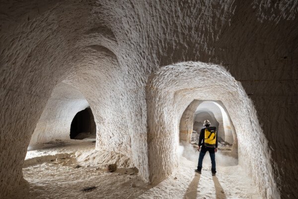 Double galerie avec personnage à gauche (Carrière de sable blanc, Piolenc, Vaucluse)