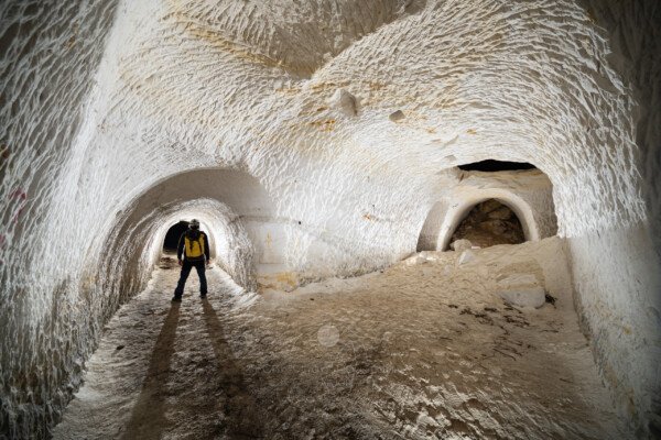 Double galerie avec personnage sur la gauche (Carrière de sable blanc, Piolenc, Vaucluse)