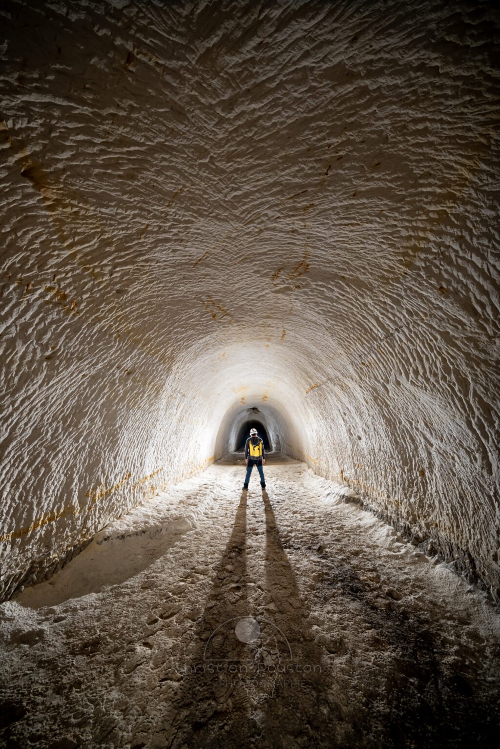 Grande galerie droite en forme d'ogive avec personnage au centre (Carrière de sable blanc, Piolenc, Vaucluse)
