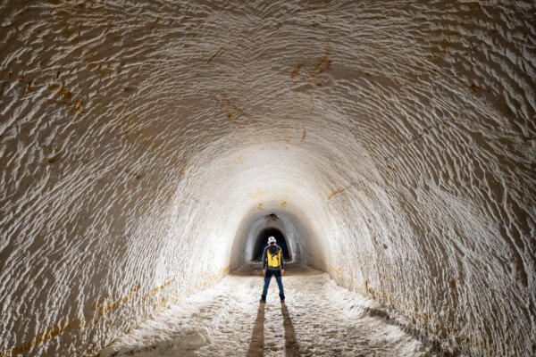 Grande galerie droite en forme d'ogive avec personnage au centre (Carrière de sable blanc, Piolenc, Vaucluse)