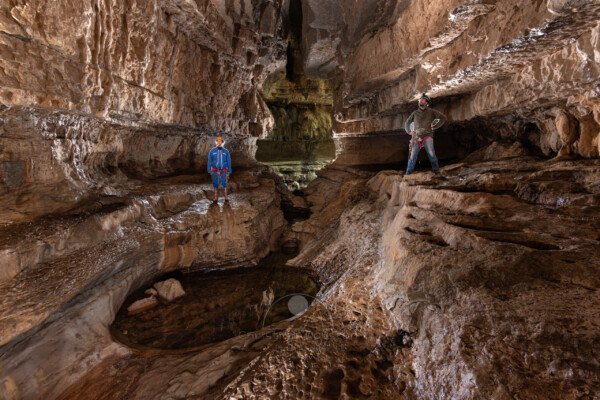 Le porche d'entrée (Spéléo, Goule de Sauvas, Ardèche)