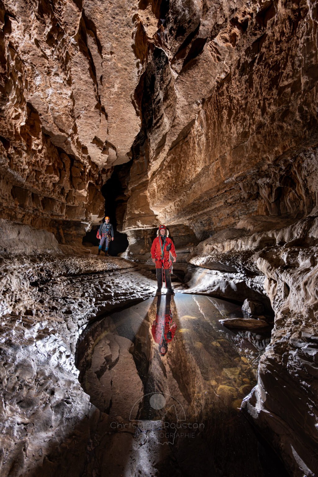 Une grande marmite proche de l'entrée avec deux spéléologues (Spéléo, Goule de Sauvas, Ardèche)