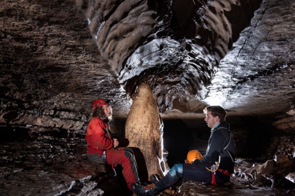 Chenal de voûte avec des branches accrochées au plafond (Spéléo, Goule de Sauvas, Ardèche)