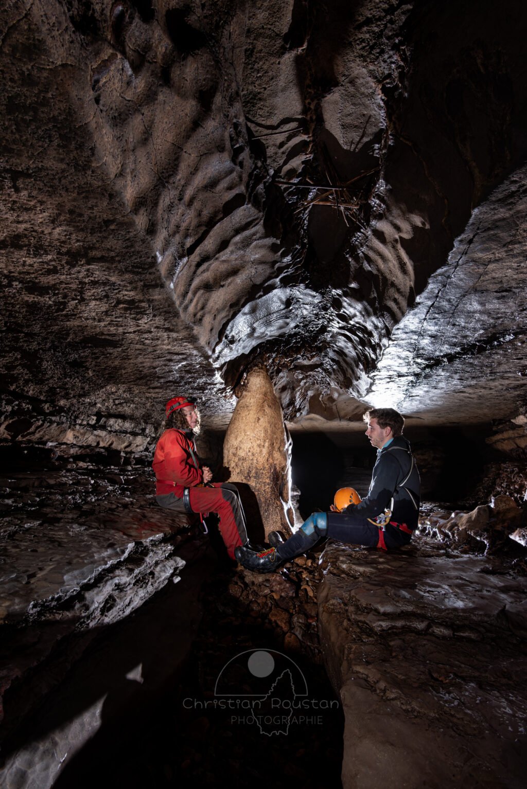 Chenal de voûte avec des branches accrochées au plafond (Spéléo, Goule de Sauvas, Ardèche)