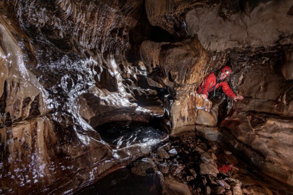 Le travail de l'érosion est remarquable (Spéléo, Goule de Sauvas, Ardèche)