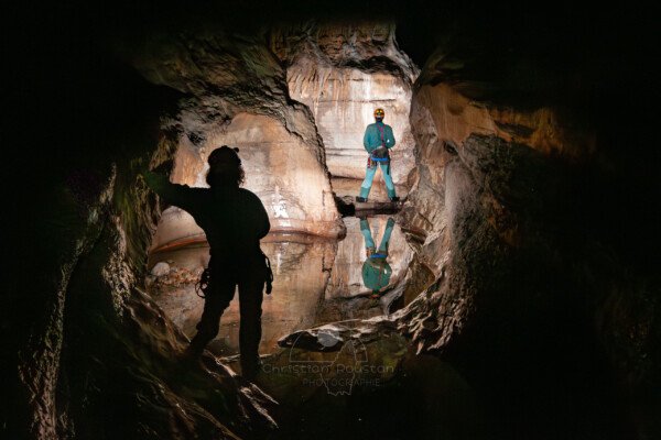 Les marmites dans la galerie d'entrée (Spéléo, Goule de Sauvas, Ardèche)
