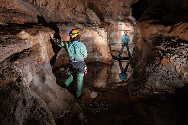 Les marmites dans la galerie d'entrée (Spéléo, Goule de Sauvas, Ardèche)
