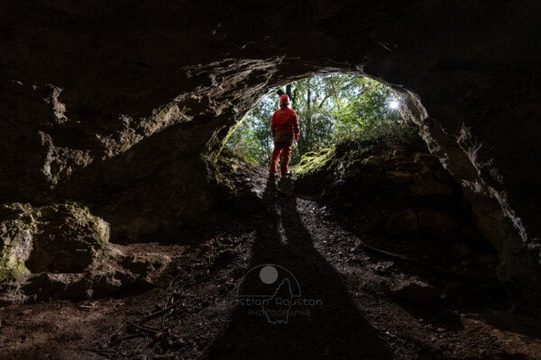 Un spéléo à l'entrée de la grotte (Spéléo, Grotte du Prevel, Gard)