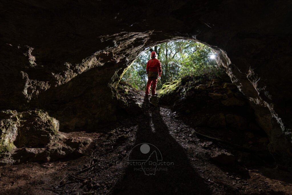 Un spéléo à l'entrée de la grotte (Spéléo, Grotte du Prevel, Gard)