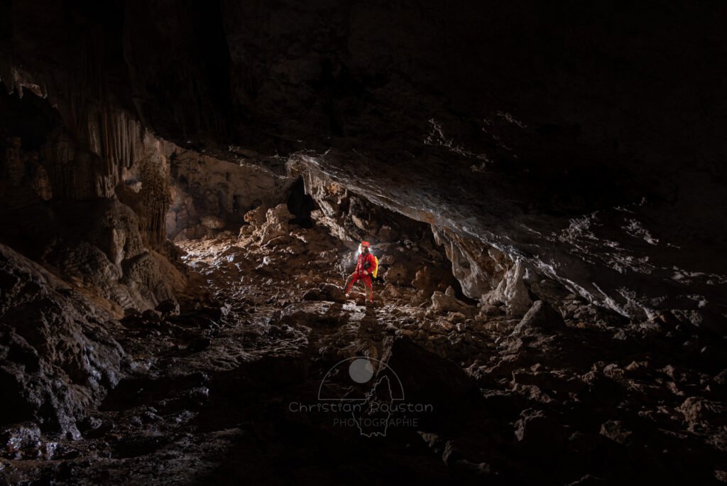 Le plafond incliné de la première salle (Spéléo, Grotte du Prevel, Gard)