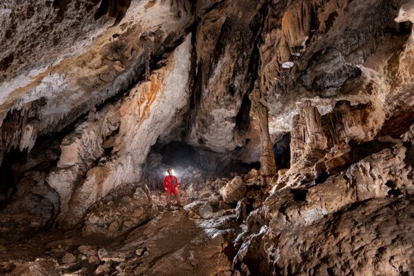 Spéléo dans la partie descendante de la première salle avec une belle hauteur de plafond (Spéléo, Grotte du Prevel, Gard)