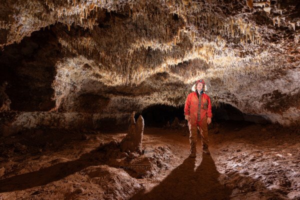 Une belle galerie avec un plafond remarquable (Spéléo, Grotte du Prevel, Gard)