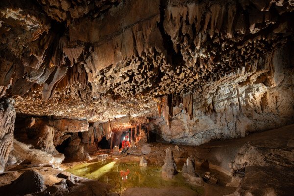 Spéléo dans la salle du lapiaz de voûte (Spéléo, Grotte du Ranc Chabrier, Gard)