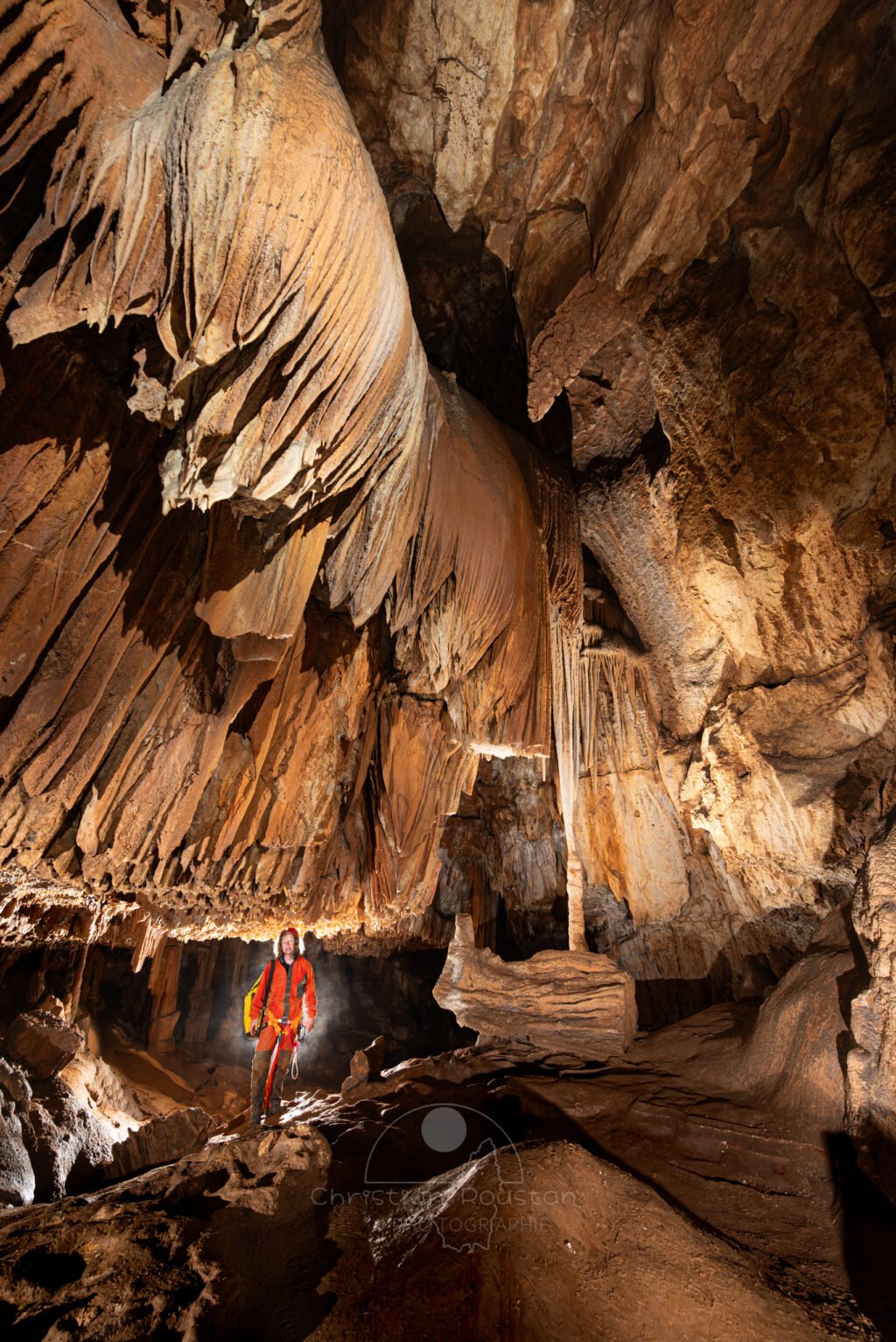 Descente vers la salle du lapiaz de voûte (Spéléo, Grotte du Ranc Chabrier, Gard)