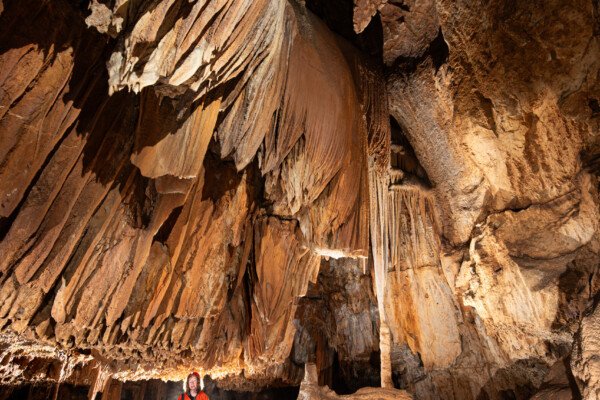 Descente vers la salle du lapiaz de voûte (Spéléo, Grotte du Ranc Chabrier, Gard)